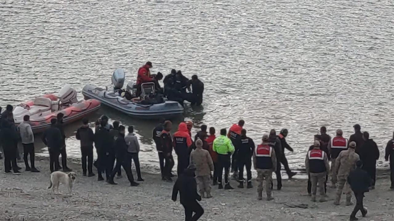 Van Gürpınar'da Kontrolden Çıkan Araçta Kaybolan Gencin Cansız Bedeni Bulundu