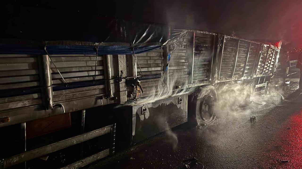 Osmaniye Düziçi'nde Mısır Yüklü Tırda Yangın Çıktı, İtfaiye Müdahale Etti.