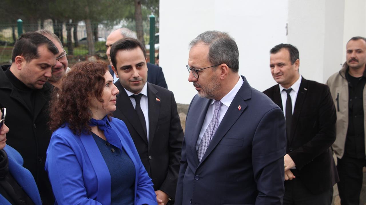 Manisa Kula'da TBMM Engelli Bireyler Komisyonu, engelli bireyler ve aileleriyle bir araya geldi.