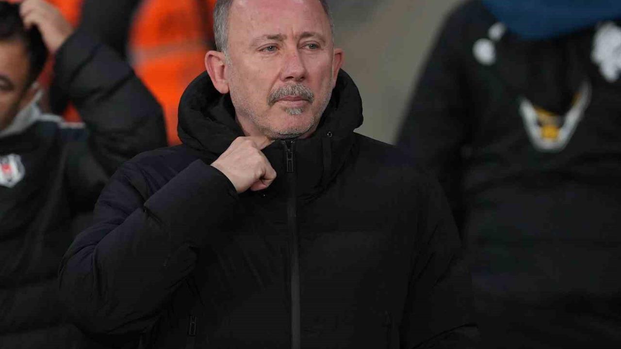 İstanbul'da Beşiktaş Teknik Direktörü Sergen Yalçın, Fatih Karagümrük maçında 3 oyuncu değişikliği yaptı.