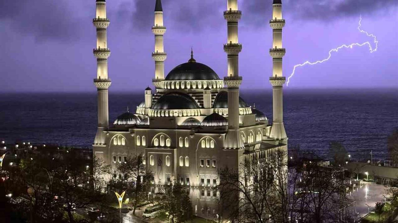 Zonguldak Merkez'de Gece Yaşanan Sağanak Yağışla Birlikte Şimşekler Çaktı