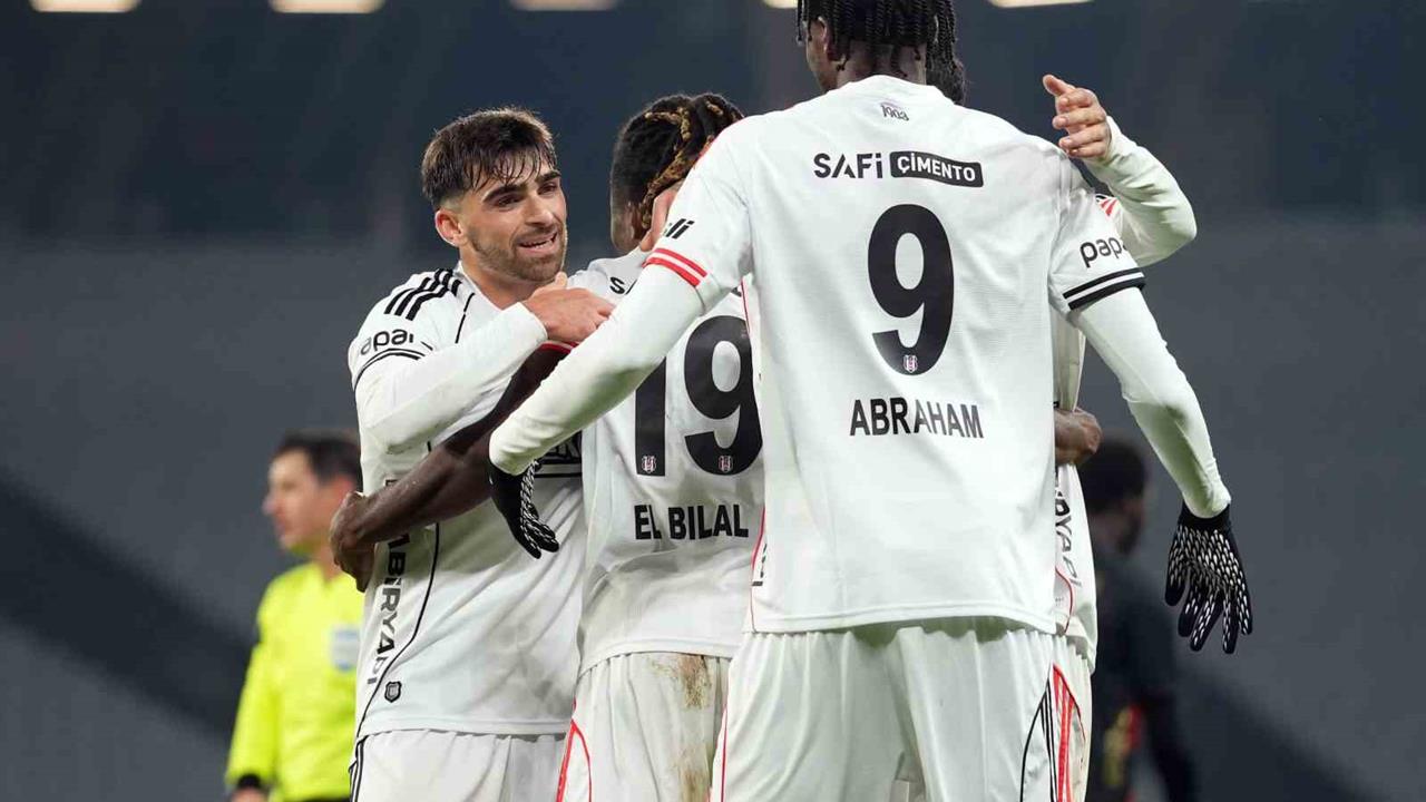 İstanbul Beşiktaş, Fatih Karagümrük'ü 2-0 yenerek gol yemeden 3. maçı tamamladı.