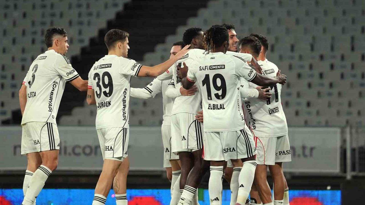 İstanbul Beşiktaş, Deplasmanda 14 Puan Topladı, İçeride ise 10 Puan Alabildi.
