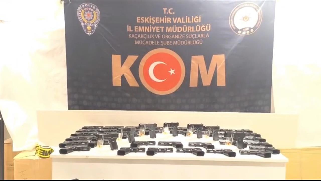 Eskişehir'de Yapılan Operasyonda 480 Tabanca ve 6 Bin 812 Silah Parçası Bulundu