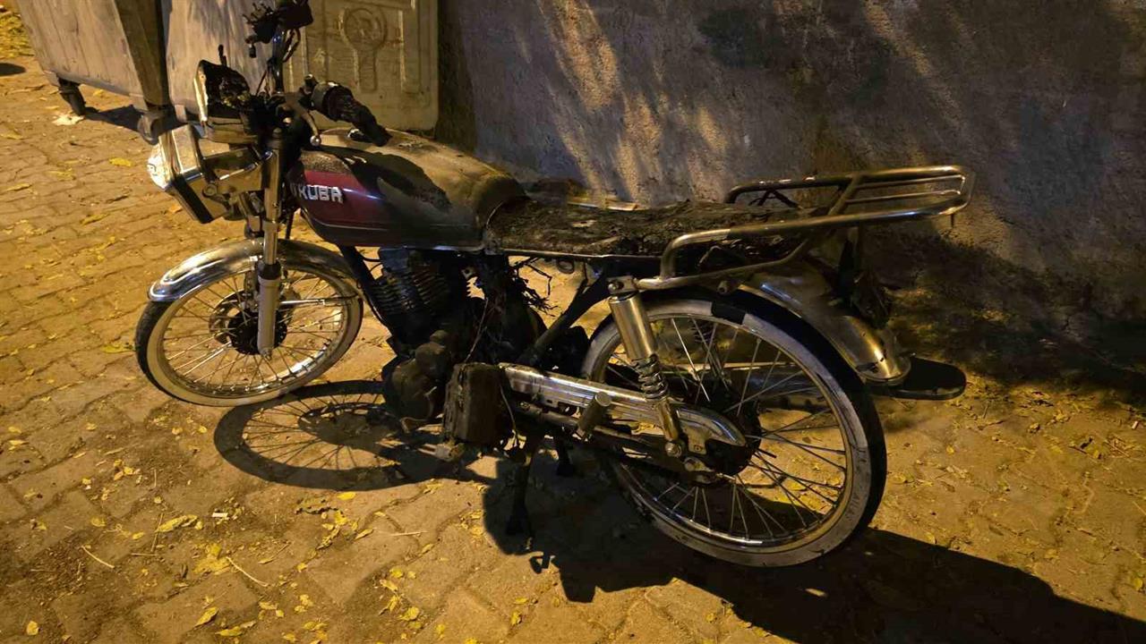 Şanlıurfa Siverek'te Apartmanın Girişindeki Motosiklet Yangını Paniğe Yol Açtı