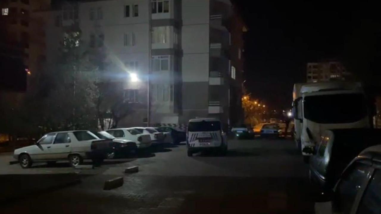 Kayseri Melikgazi'de Bıçakla Yaralanan 2 Kişi Araçta Bulundu