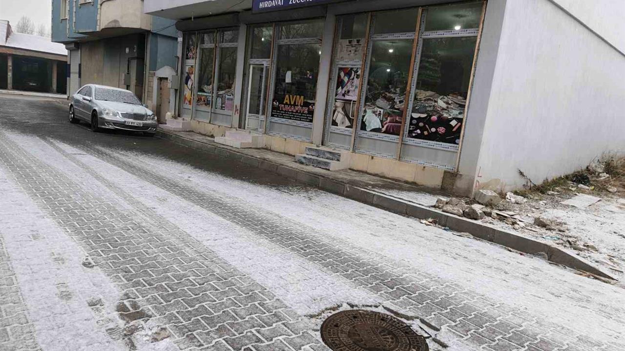 Ağrı Diyadin'de Mevsimin İlk Karı Dün Sabah Düştü