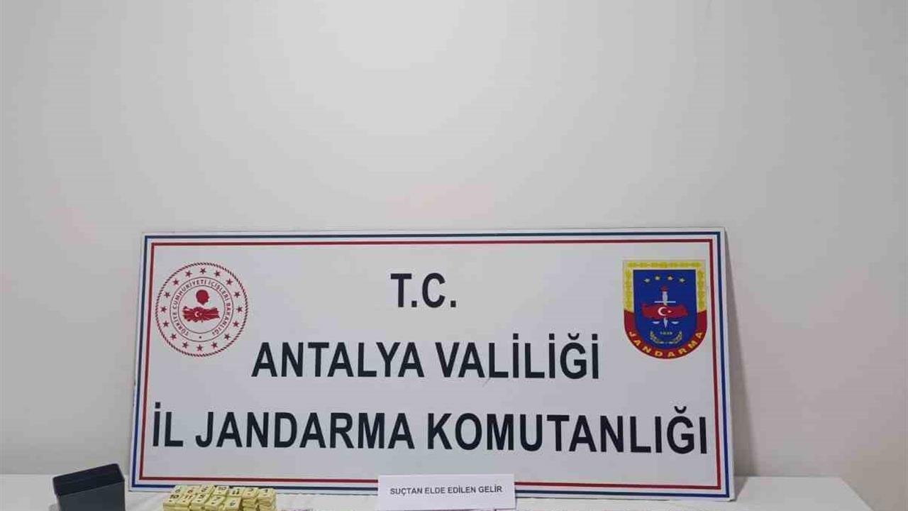 Antalya Manavgat'ta Muhtar ve Çalışanına Kumar Oynatmak Suçundan İşlem Yapıldı