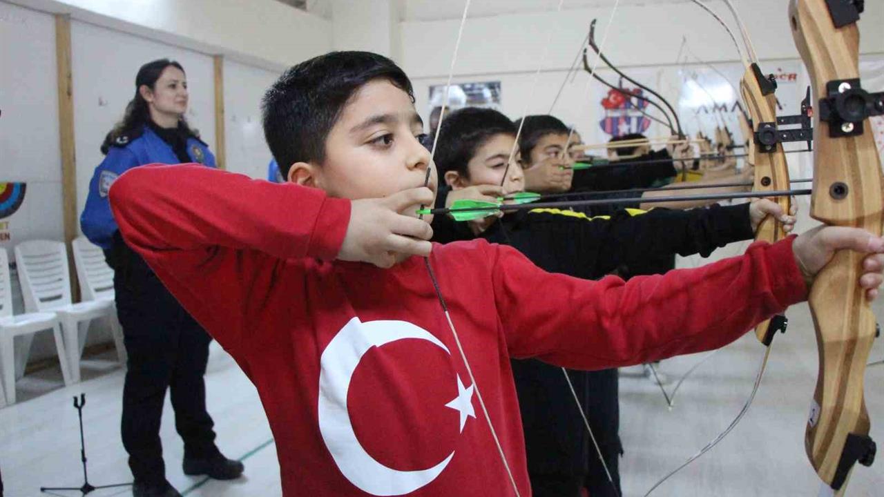 Amasya'da Polis Desteğiyle Okçuluk Kursuna Katılan Öğrenciler Hedeflerini Belirledi