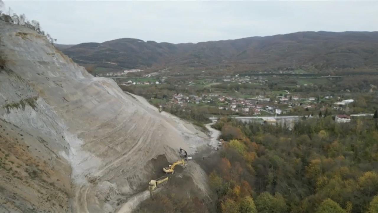Düzce Kaynaşlı'da Heyelan Sonrası Yol Kısa Sürede Temizlendi