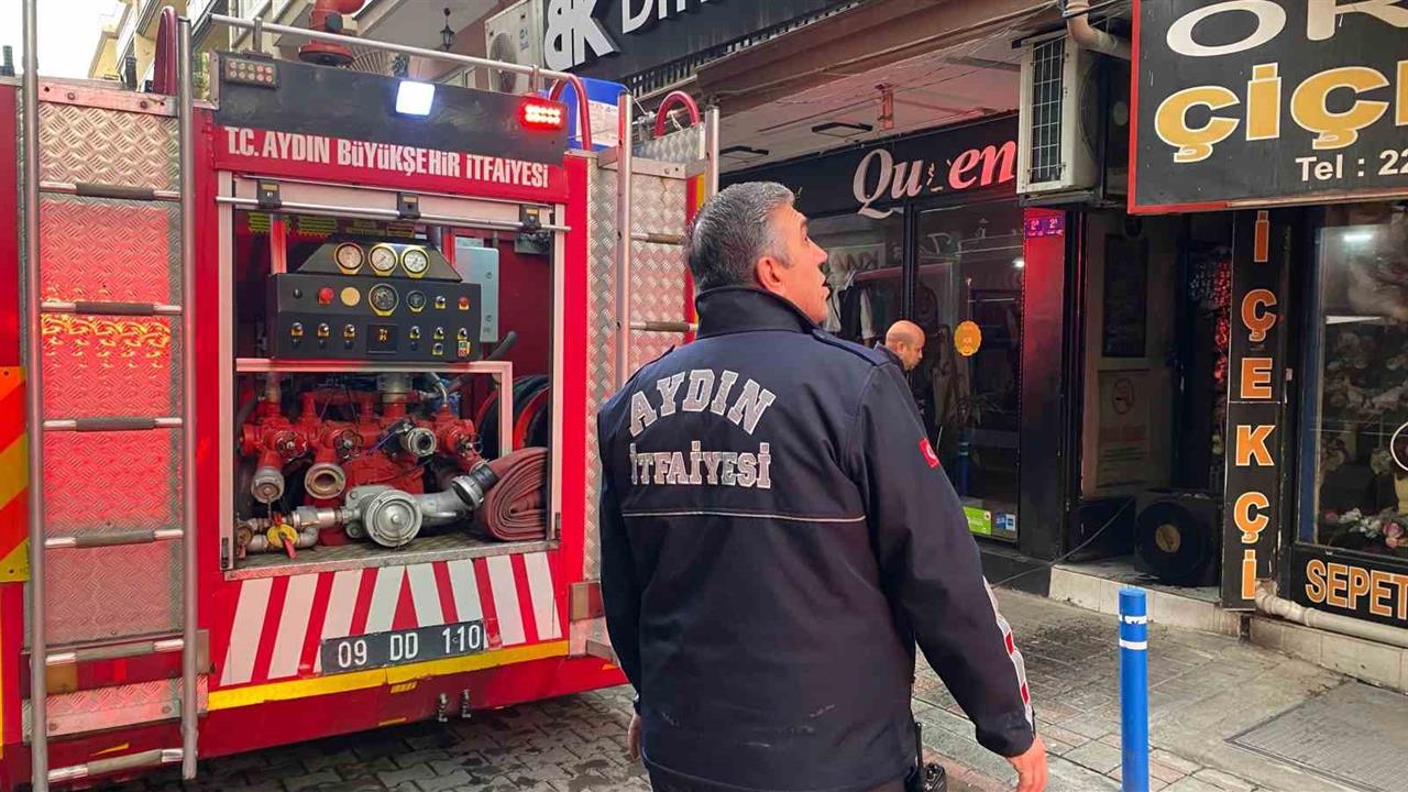 Aydın Efeler'de Bir Çiçekçide Yangın, Vatandaşların Dikkatiyle Önlenmiştir