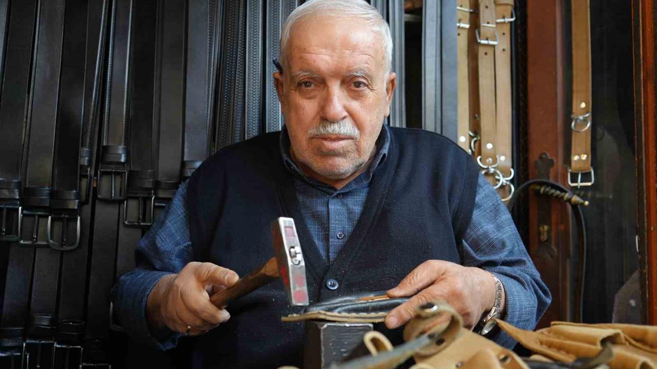 Gaziantep'te 48 Yıldır Saraciye Ustalığı Yapan Ökkeş Özsabancıoğlu, 2 Metrekarelik Dükkanında El Emeği ile Üretim Yapıyor.