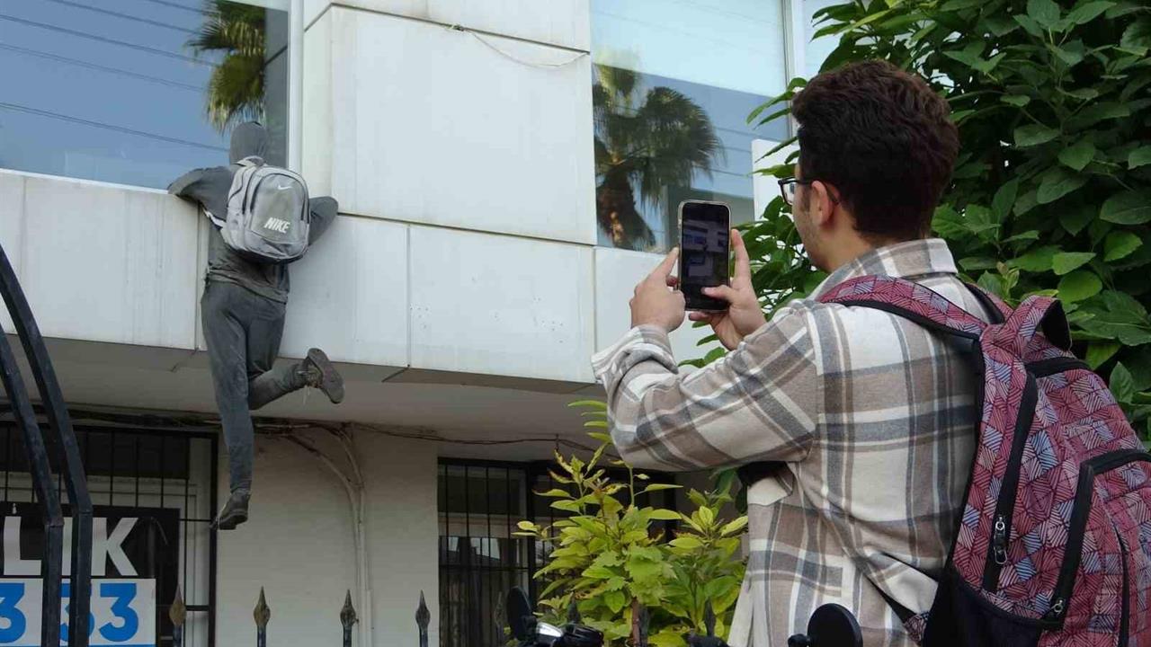 Mersin'de Cansız Manken Hırsız Sanıldı, Vatandaşlar Polise İhbar Etti