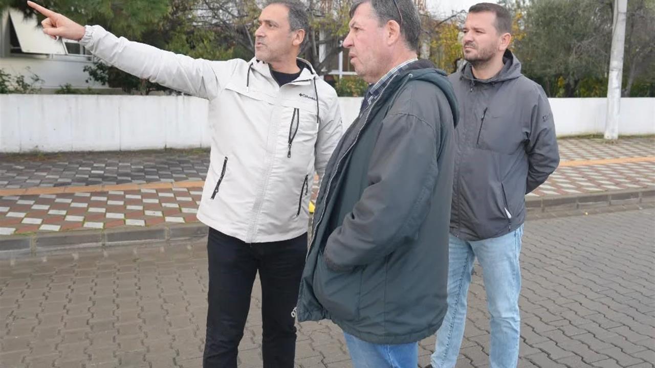 Burhaniye'de Yaşanan Sağanak Yağışlar Nedeniyle Yol Kapatıldı