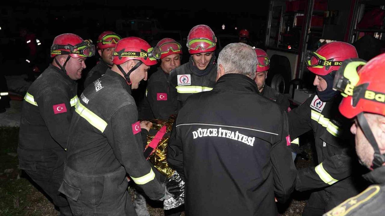Düzce'de İtfaiye Müdürlüğü, Enkazda Arama Kurtarma Eğitimi Düzenledi