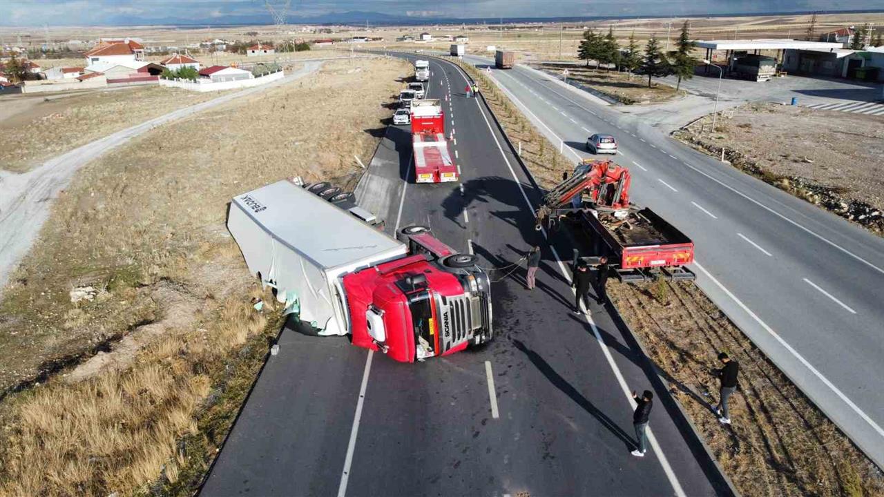 Afyonkarahisar Emirdağ'da Kontrolden Çıkan Tır, 20 Ton Meyveyi Yola Saçtı