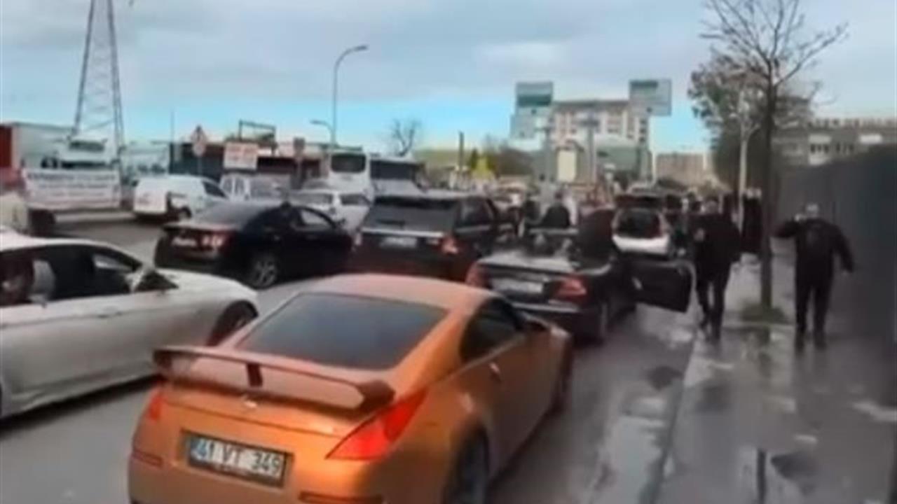 Bağcılar'da Düğün Konvoyu Yolun Tamamını Kapatarak Trafiği Durdurdu