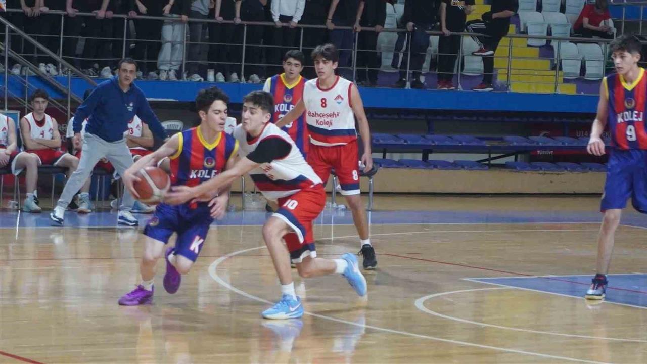 Afyonkarahisar'daki Genç Erkekler Basketbol Müsabakaları Başarıyla Gerçekleşti