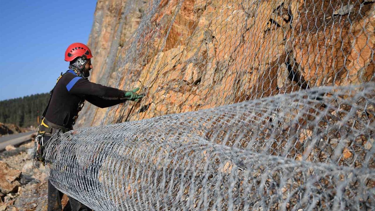 Kastamonu Çatalzeytin'de Heyelan Riskini Azaltmak İçin Çelik Ağlar Kuruluyor