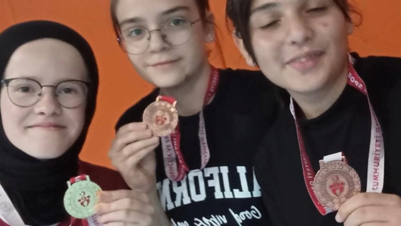 Kütahya'da Akşemsettin Kız Anadolu İmam Hatip Lisesi Masa Tenisi Turnuvasında Öne Çıktı