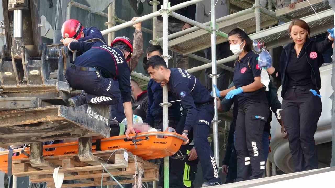 Antalya Konyaaltı'nda İnşaat İskelesinden Düşen İşçi Hastaneye Kaldırıldı