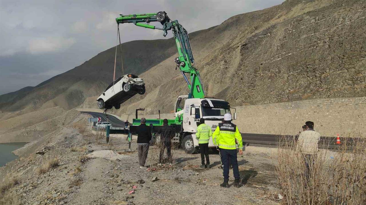 Van Hakkari Karayolu'nda Kontrolden Çıkan Otomobil Zernek Barajı'na Düştü