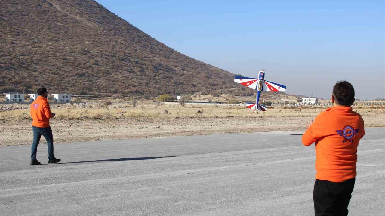 Kayseri Talas'ta Model Uçakla 100 Kilometre Uçma Hedefi Belirlendi