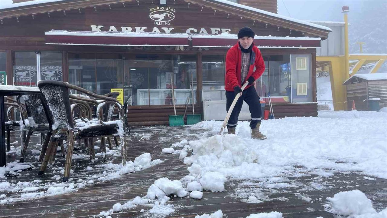 Bursa Uludağ'da Kar Kalınlığı 10 Santimetreye Yaklaştı