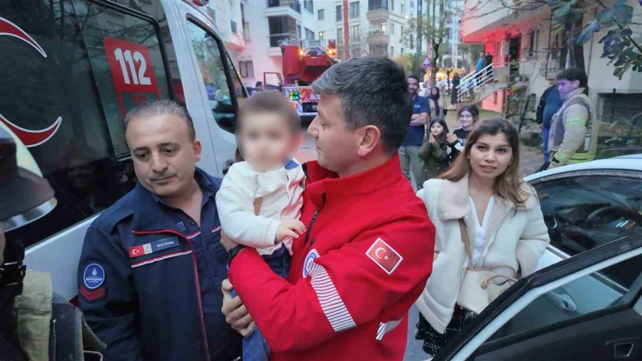 İstanbul Çekmeköy'de Bir Buçuk Yaşındaki Bebek, Otomobilde Unutulunca İtfaiye Ekipleri Tarafından Kurtarıldı.