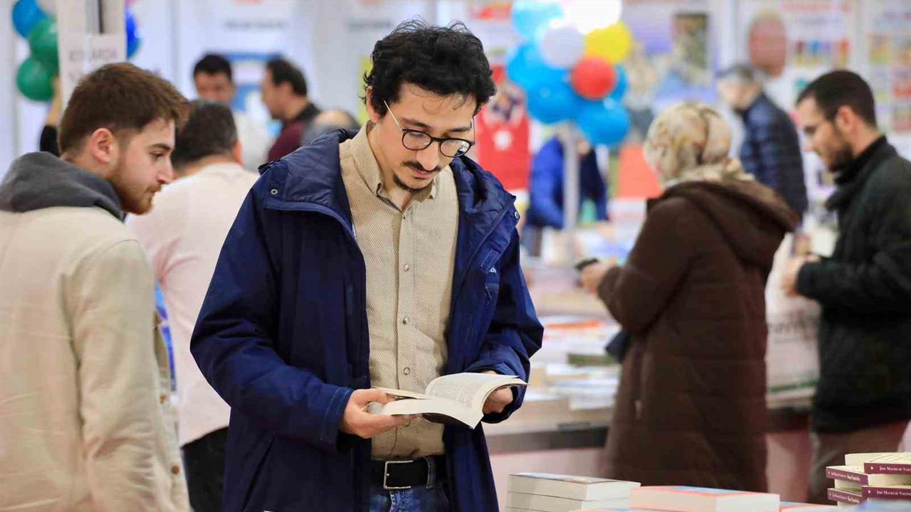 Elazığ'da 6. Kitap Fuarı, 130 Yayınevi ve 101 Yazarla Ziyaretçilerini Ağırladı.