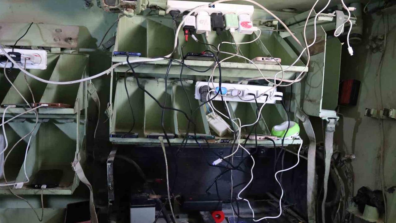 Gazze'de Filistinli Genç, İsrail Zırhlı Araçla Şarj İstasyonu Kurdu