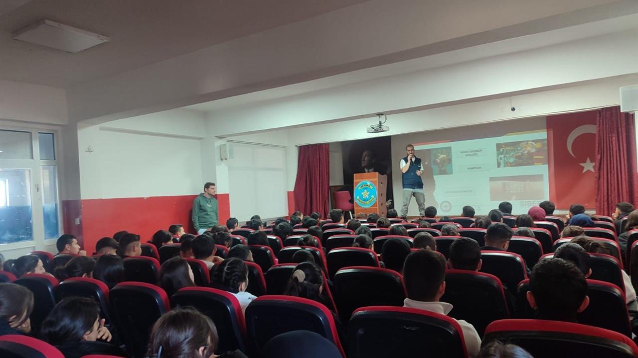 Kars Akyaka'da 300 Öğrenciye Siber Suçlar Eğitimi Verildi