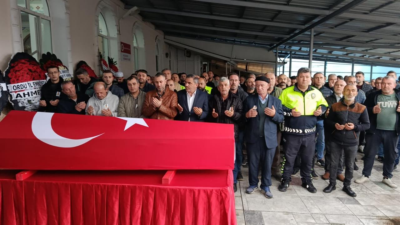 Samsun'da Geçirdiği Kalp Krizi Sonrası Hayatını Kaybeden Polis Memuru Tuncay Ebrinç Son Yolculuğuna Uğurlandı.