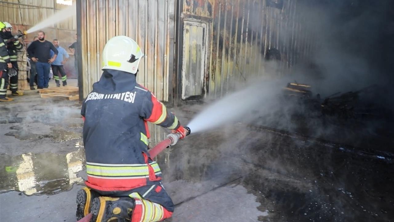 Mersin Akdeniz'de Palet İmalathanesinde Çıkan Yangın Kontrol Altına Alındı