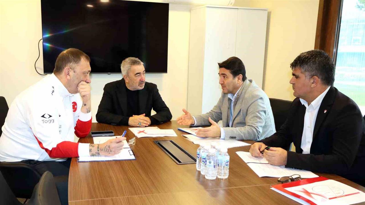 İstanbul'da Yapılan Toplantıda Genç Milli Takımların Gelişimi Ele Alındı