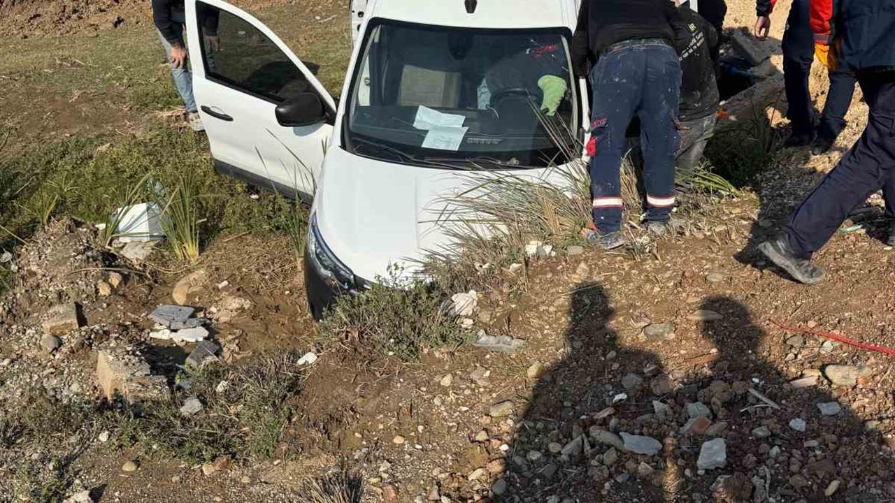 Batman Merkez'de Su Kanalına Düşen Otomobilde 1 Kişi Yaralandı