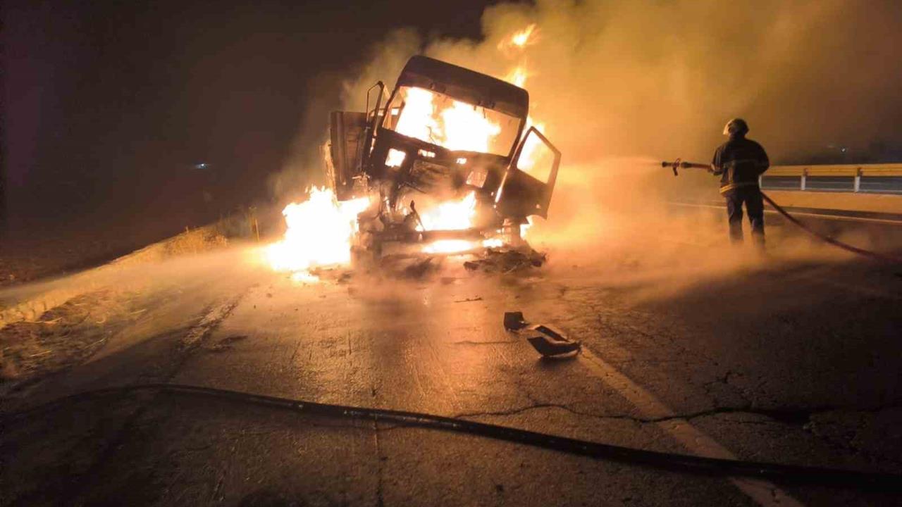 Mardin Nusaybin'de İki Tırın Çarpışması Sonucu Yangın Çıktı
