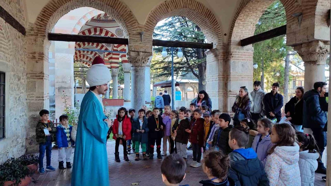 Eskişehir'de Turizm Fakültesi Öğrencileri Kurşunlu Külliyesi'ni Ziyaret Etti
