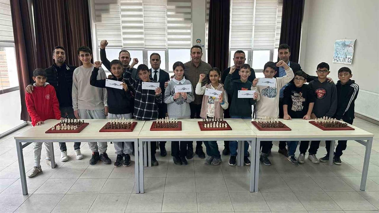 Malatya'da Gençlik ve Spor Hizmetleri Dairesi, Semt Konakları'nda Satranç Turnuvası düzenledi.