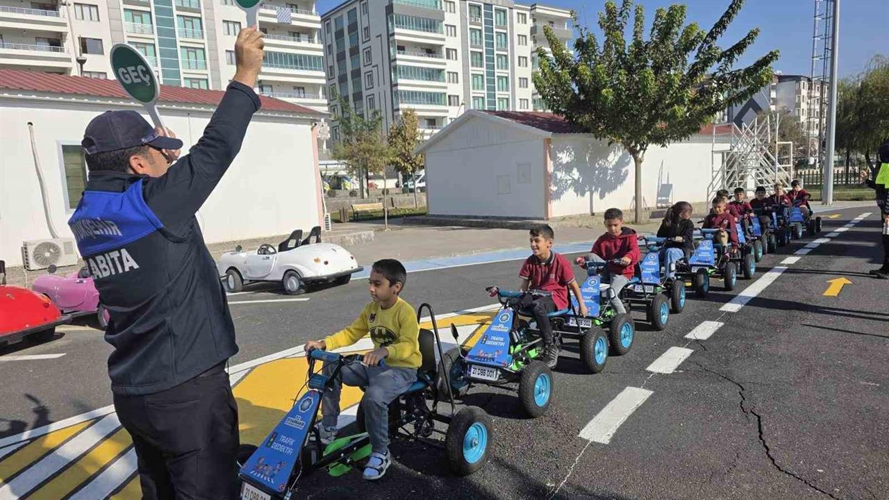 Diyarbakır'da 486 Öğrenciye Trafik ve Çevre Bilinci Eğitimleri Verildi