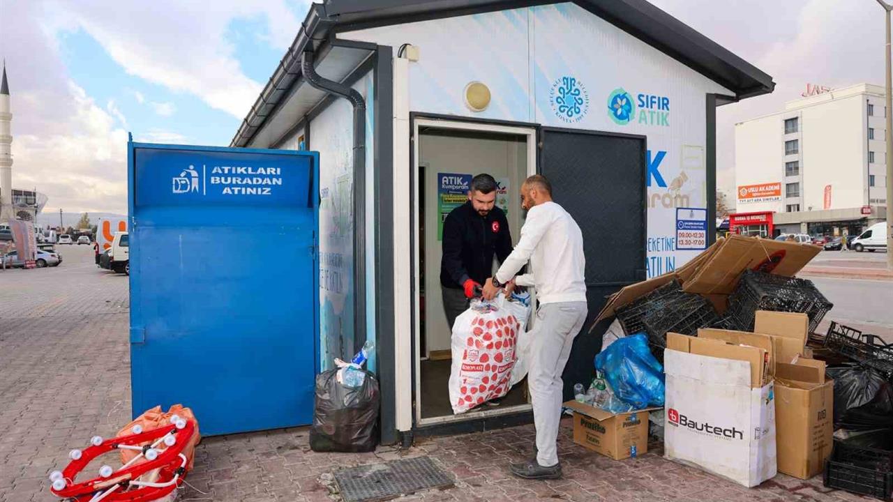Selçuklu'da Sürdürülen Atık Kumbaram Projesi ile Geri Dönüşüme Dikkat Çekiliyor