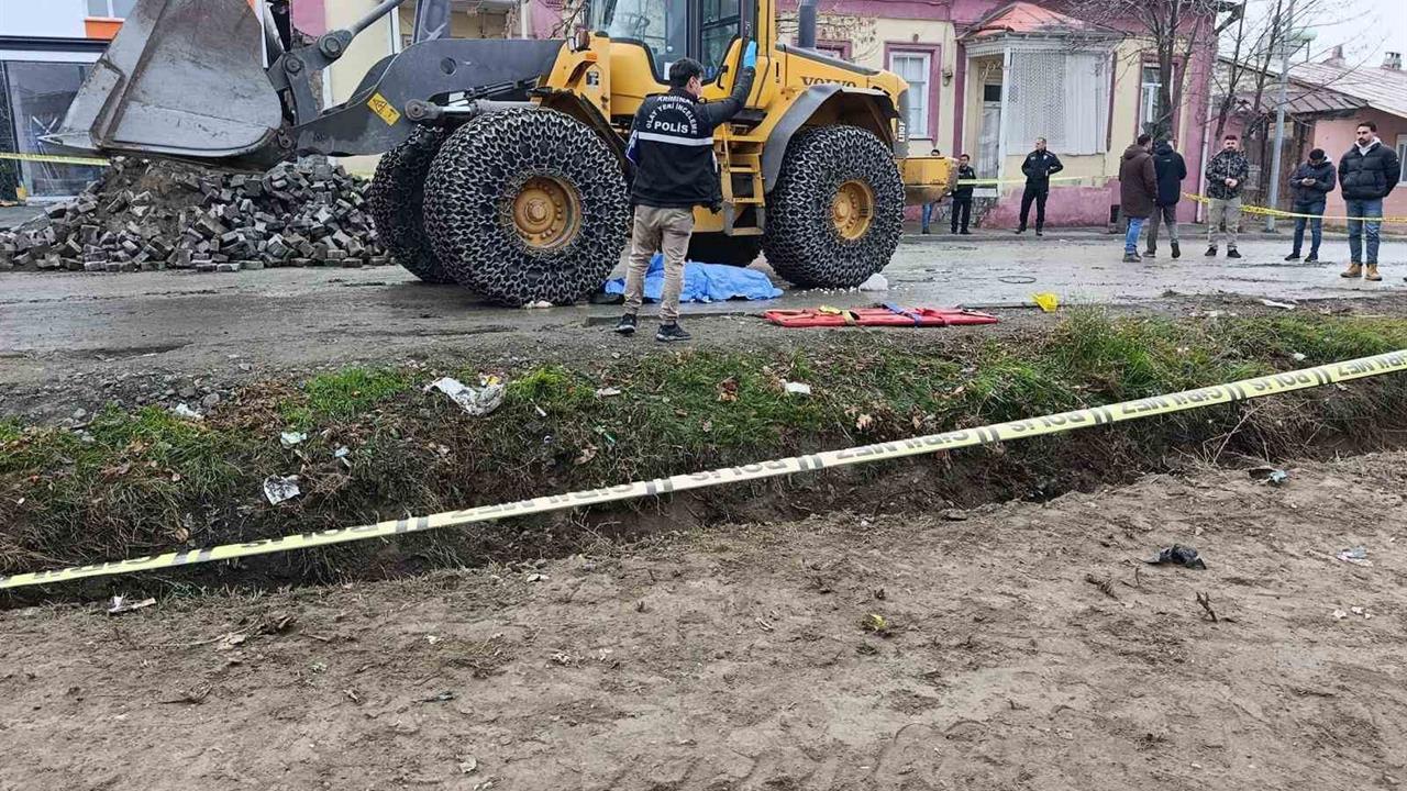 Kağızman'da Geri Manevra Yapan Kepçe Altında Kalan Emekli İmam Hayatını Kaybetti