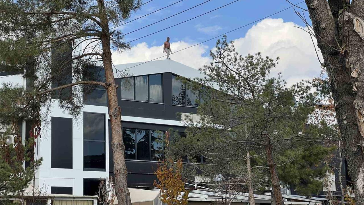 Konya Meram'da 430 Bin Lira Alacağı İçin Çatıya Çıkan Kişi 3 Saat Sonra İkna Edildi