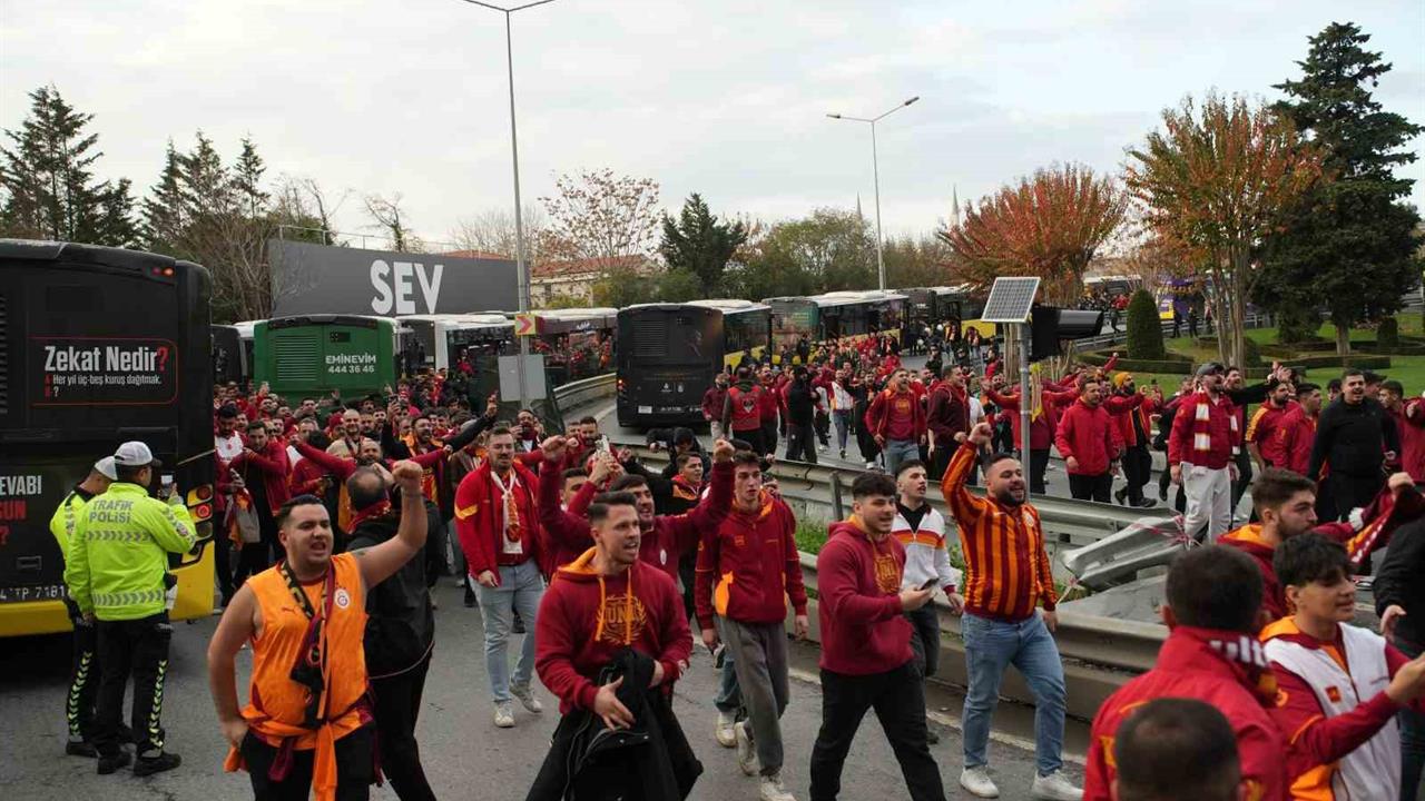 Galatasaray Taraftarları, Fenerbahçe Derbisi İçin Kadıköy'e Geldi