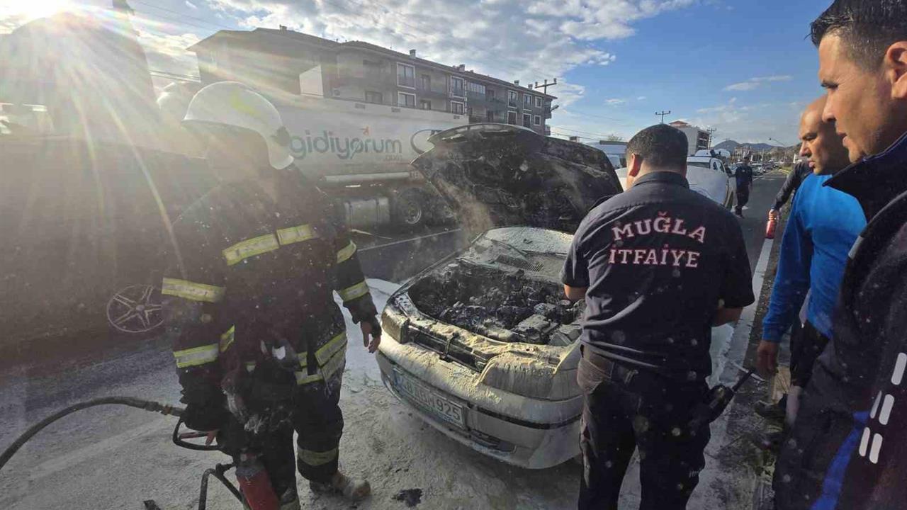 Muğla Ortaca'da Meydana Gelen Araç Yangınında Sürücü Zamanında Kurtuldu