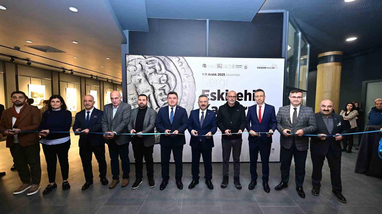 Eskişehir'de Düzenlenen Sergide Kazı Çalışmalarında Bulunan Eserlerin Fotoğrafları Sergilendi