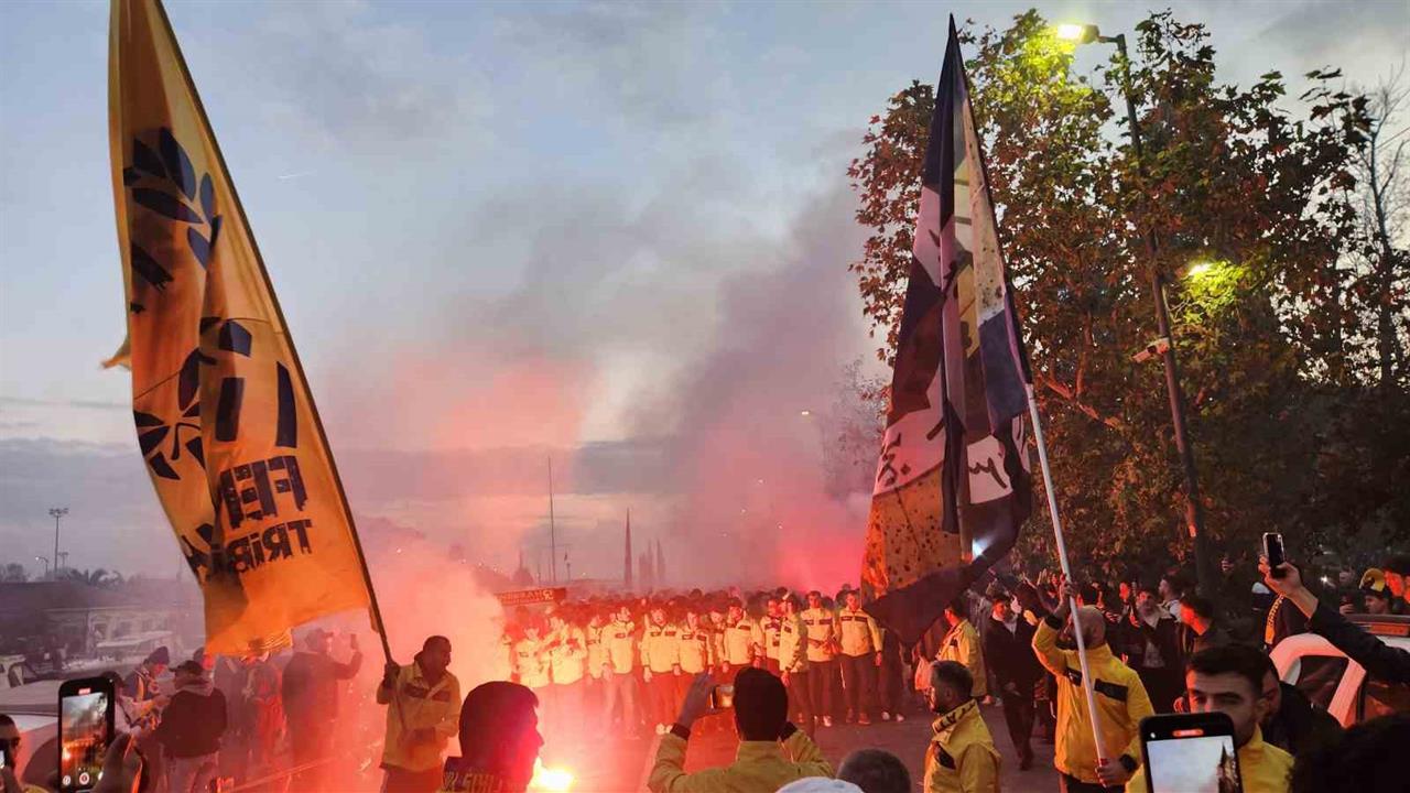 İstanbul Fenerbahçe-Galatasaray Derbisi İçin Taraftarlar Coşkulu Hazırlık Yaptı