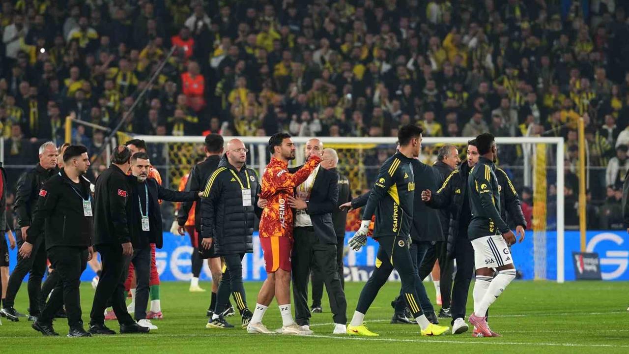 İstanbul Kadıköy'de Fenerbahçe-Galatasaray Derbisi Öncesi Isınmada Gerginlik Yaşandı