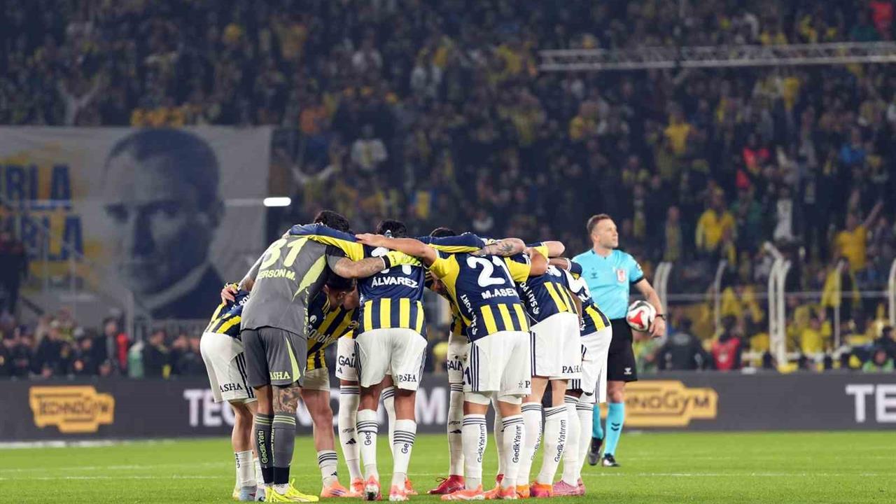 Fenerbahçe Teknik Direktörü Domenico Tedesco, Galatasaray derbisi öncesi 3 değişiklik yaptı.