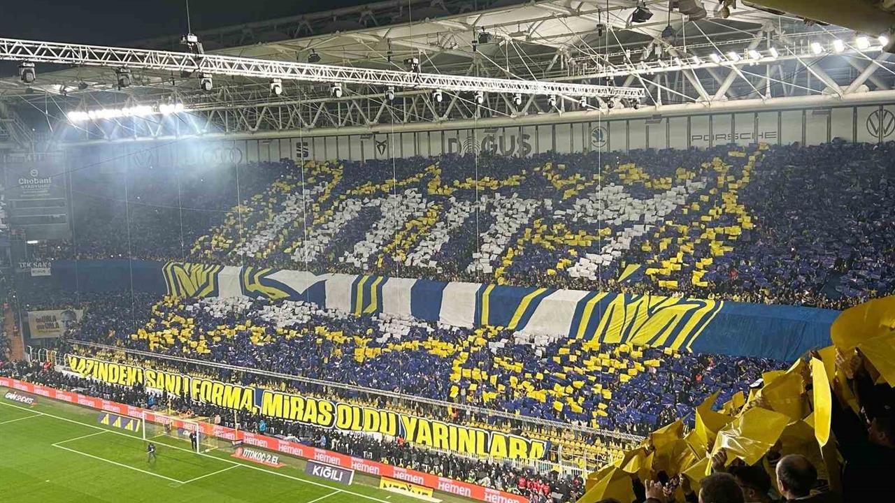 İstanbul Fenerbahçe Taraftarları Galatasaray Derbisi İçin Koreografi Hazırladı
